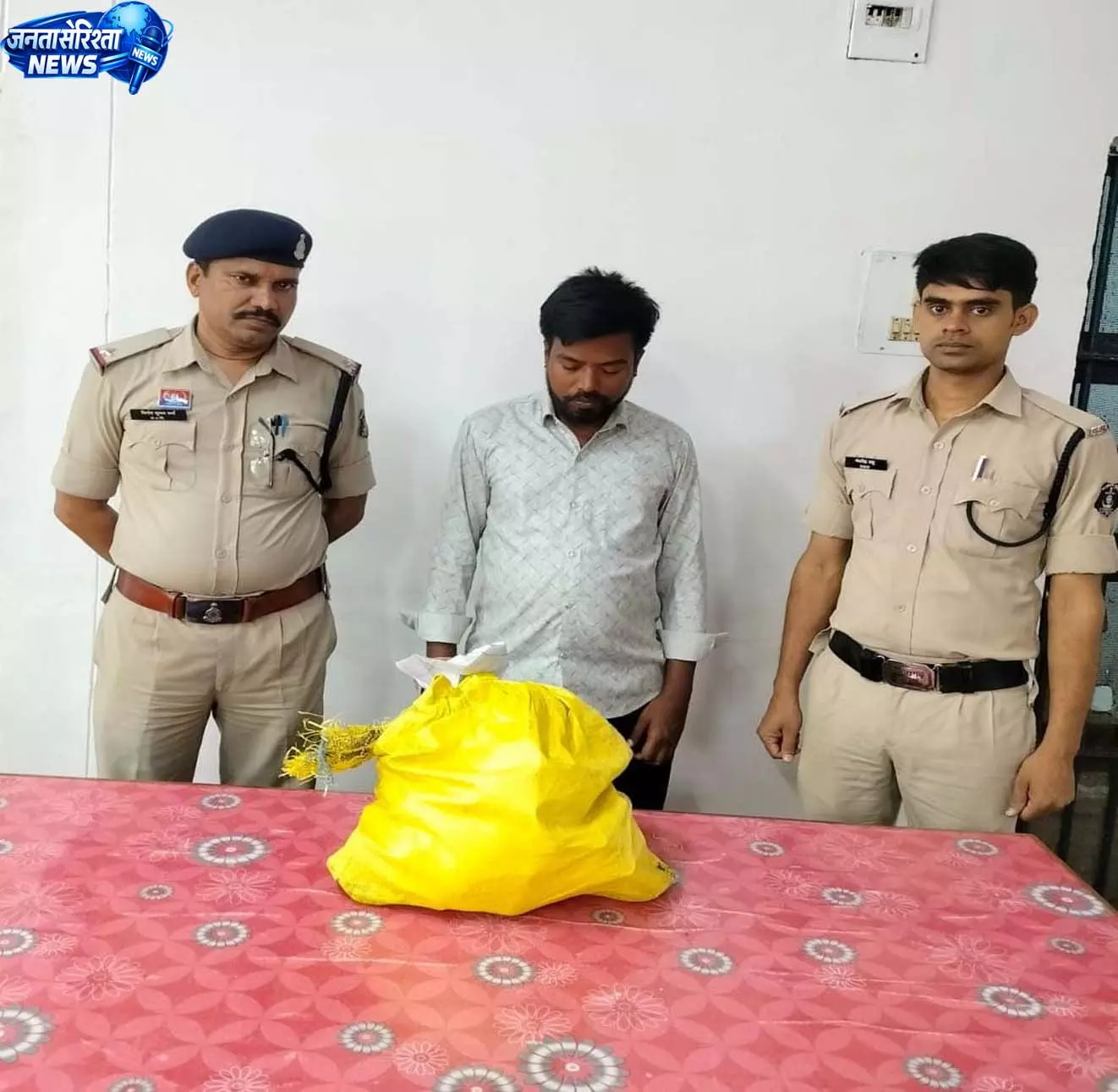 चिखली पुलिस ने अवैध शराब बेचने वाले दो तस्करों को पकड़ा चिखली पुलिस ने अवैध शराब बेचने वाले दो तस्करों को पकड़ा