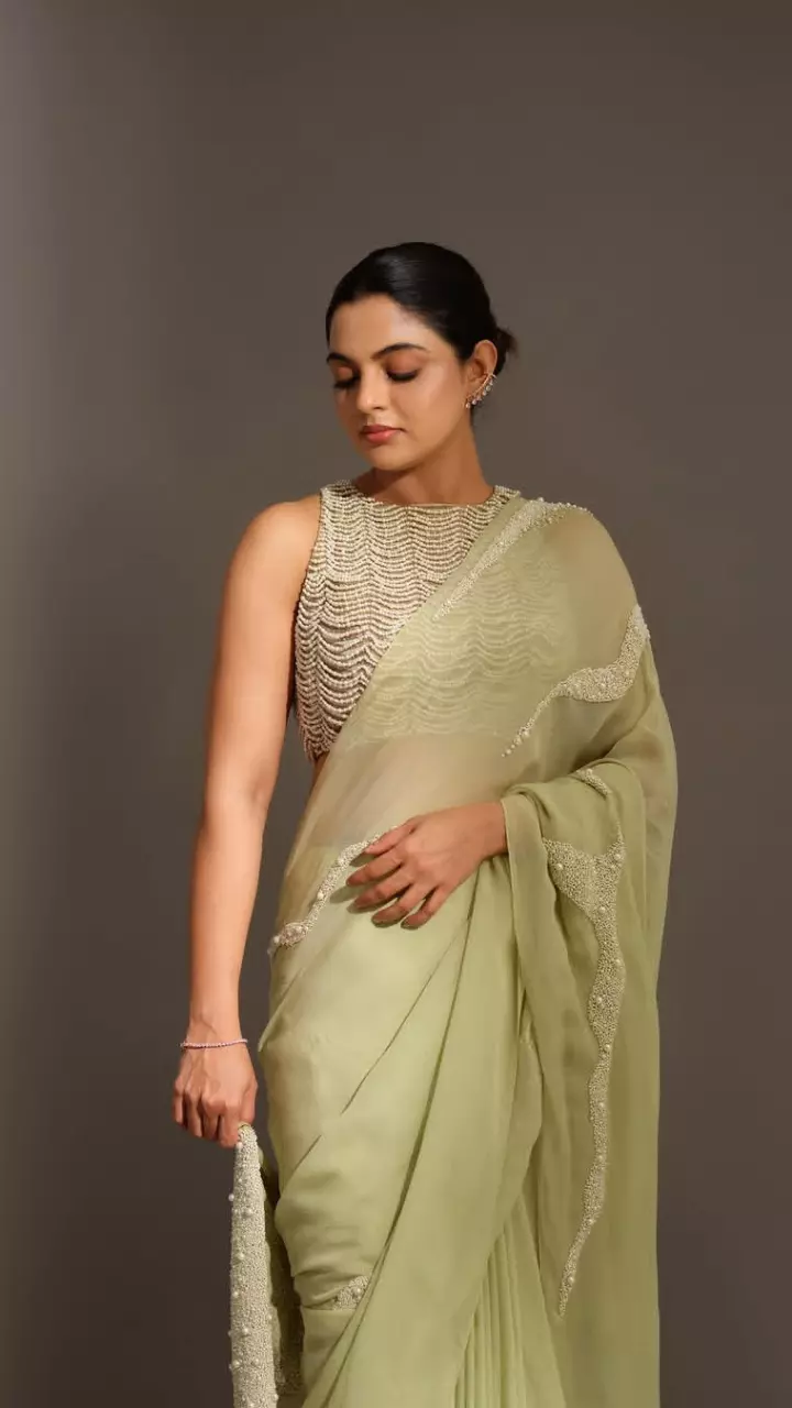 एलिगेंट लुक में निखिला विमल ने बिखेरी चमक