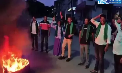 दावणगेरे बंद को लेकर BJP का प्रदर्शन टायर जलाकर जताया विरोध दावणगेरे बंद को लेकर BJP का प्रदर्शन टायर जलाकर जताया विरोध