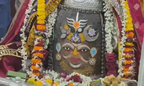 बाबा महाकाल का त्रिनेत्र लगाकर भव्य शृंगार, सूर्य और चंद्रमा से दिव्य स्वरूप में सजाया गया बाबा महाकाल का त्रिनेत्र लगाकर भव्य शृंगार, सूर्य और चंद्रमा से दिव्य स्वरूप में सजाया गया