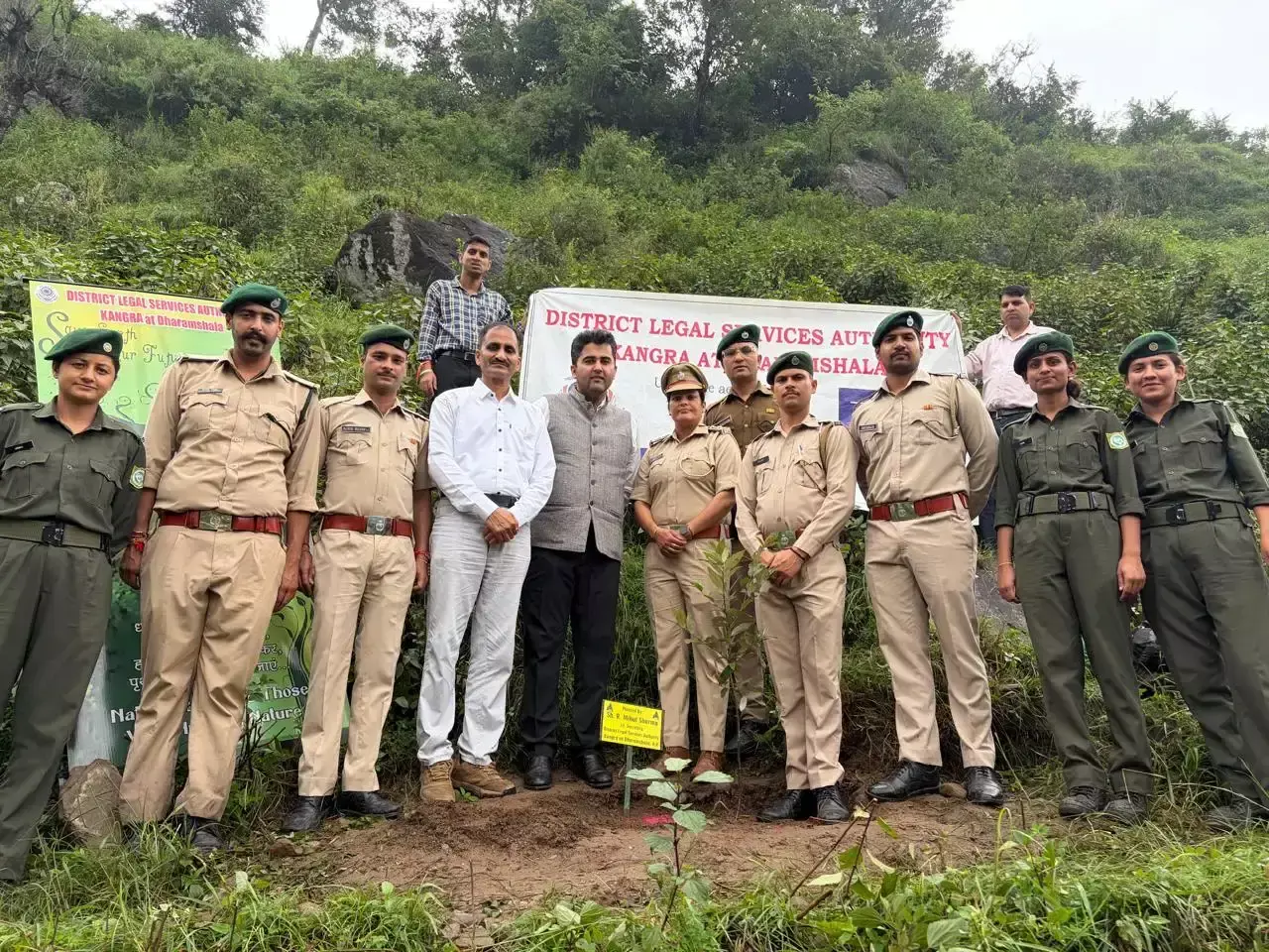 Dharamshala: पर्यावरण संरक्षण को लेकर विधिक सेवा प्राधिकरण ने किया पौधरोपण Dharamshala: पर्यावरण संरक्षण को लेकर विधिक सेवा प्राधिकरण ने किया पौधरोपण