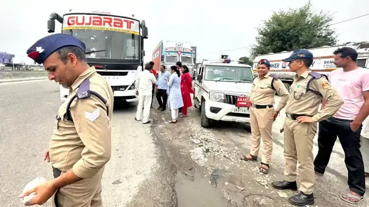 Haridwar: लक्जरी-स्लीपर बसों पर चला परिवहन विभाग का डंडा, 185 चालान; 16 वाहन जब्त Haridwar: लक्जरी-स्लीपर बसों पर चला परिवहन विभाग का डंडा, 185 चालान; 16 वाहन जब्त