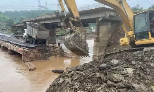 बारिश से सड़क बही प्रशासन ने संभाला मोर्चा बारिश से सड़क बही प्रशासन ने संभाला मोर्चा