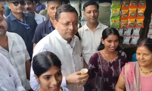 मुख्यमंत्री धामी ने स्थानीय लोगों के साथ चाय पी