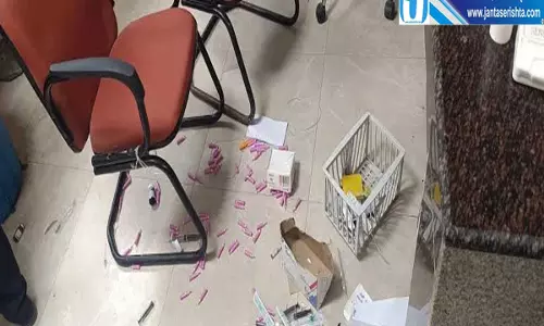 बेतिया में ज्वेलर को बदमाशों ने मारी गोली GMCH में ग्रामीणों का हंगामा बेतिया में ज्वेलर को बदमाशों ने मारी गोली GMCH में ग्रामीणों का हंगामा