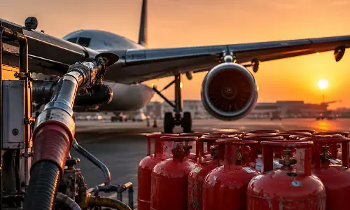 ATF और LPG महंगे सफर व कारोबार पर असर ATF और LPG महंगे सफर व कारोबार पर असर