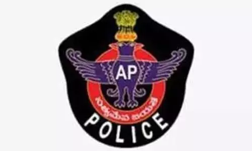 Andhra: एपी के कांकीपाडु में चाकू चलाने वाले व्यक्ति पर पुलिस ने गोलीबारी की
