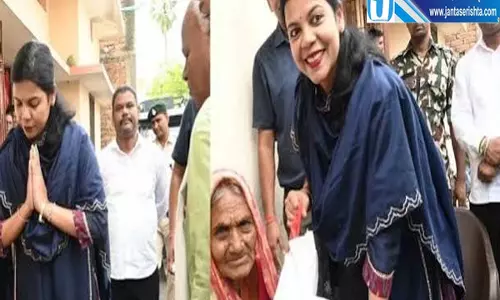 ई रिक्शा से पहुंचीं DM साहिबा हाथ में पैकेट देख बुजुर्ग हुए भावुक ई रिक्शा से पहुंचीं DM साहिबा हाथ में पैकेट देख बुजुर्ग हुए भावुक
