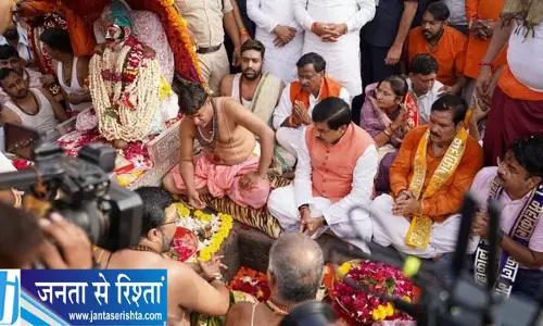 उज्जैन में बाबा महाकाल की पांचवीं सवारी में शामिल हुए सीएम रामघाट पर किया पूजन उज्जैन में बाबा महाकाल की पांचवीं सवारी में शामिल हुए सीएम रामघाट पर किया पूजन