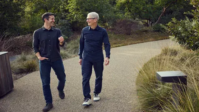 Apple में नए युग की शुरुआत: टिम कुक की जगह जॉन टर्नस बने CEO Apple में नए युग की शुरुआत: टिम कुक की जगह जॉन टर्नस बने CEO