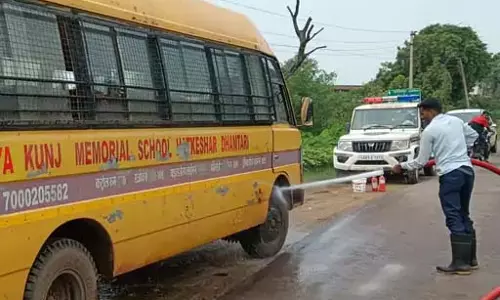 स्कूली बस में लगी आग, 28 लोग बाल-बाल बचे