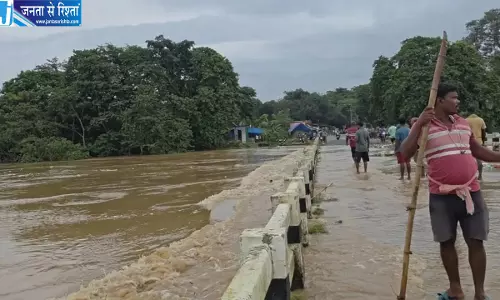 ओडिशा के मयूरभंज में बुधबलंगा नदी उफान पर छह ब्लॉक के स्कूल बंद बाढ़ का खतरा बढ़ा