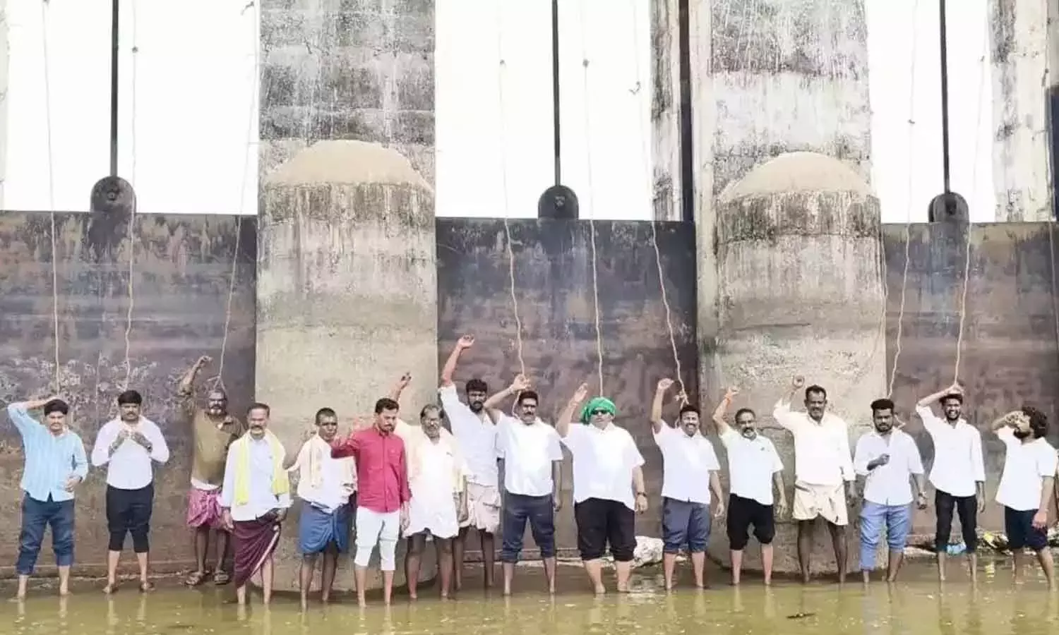 किसानों ने KC नहर के पानी की मांग को लेकर अनोखा विरोध प्रदर्शन