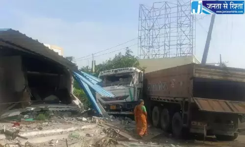 Telangana: करीमनगर में माल ढोने वाली लॉरी दो शेड से टकराई Telangana: करीमनगर में माल ढोने वाली लॉरी दो शेड से टकराई