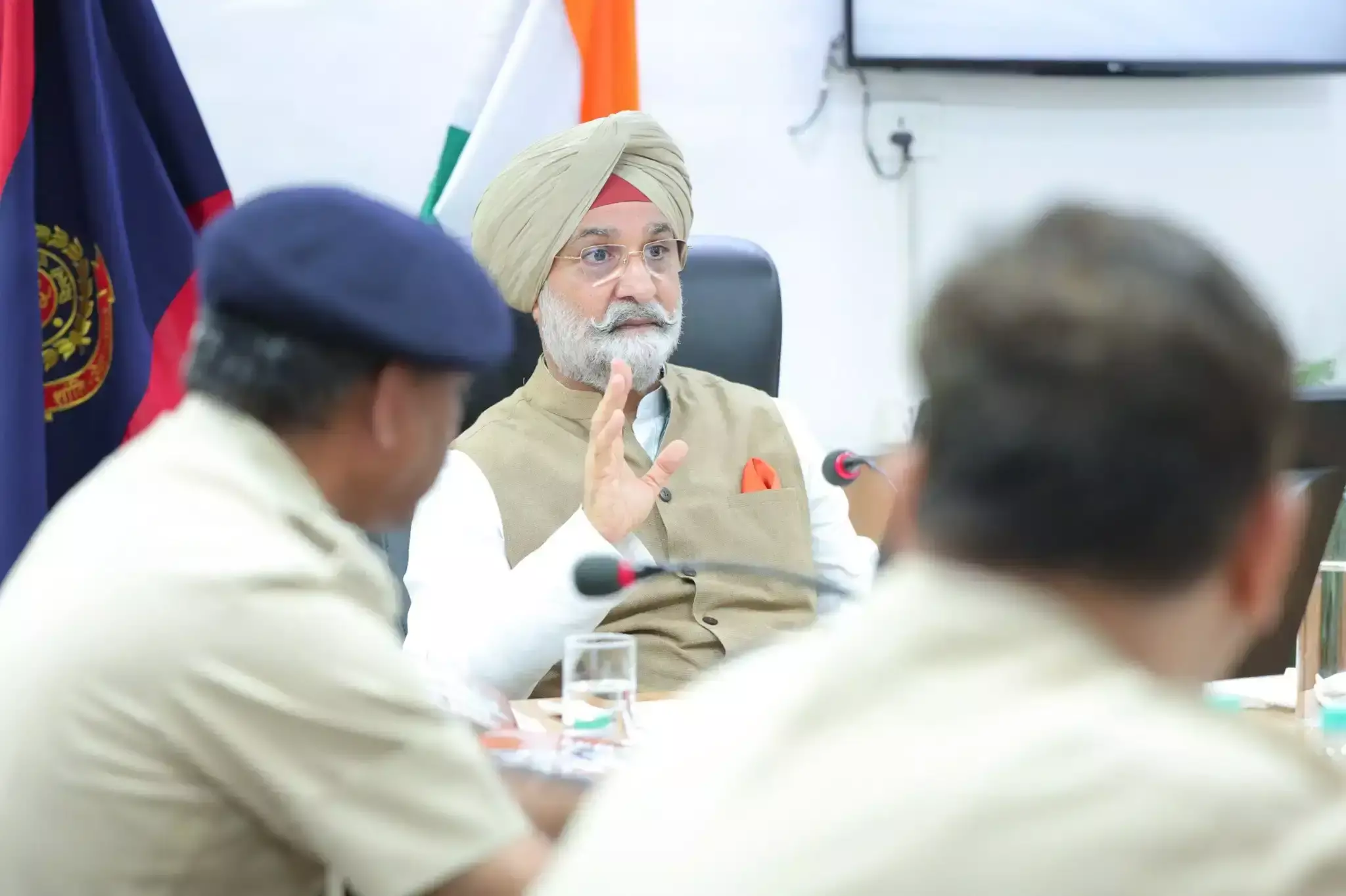 New Delhi: ट्रैफिक नियमों की अनदेखी पर कार्रवाई के निर्देश, उपराज्यपाल तरनजीत सिंह संधू सख्त New Delhi: ट्रैफिक नियमों की अनदेखी पर कार्रवाई के निर्देश, उपराज्यपाल तरनजीत सिंह संधू सख्त