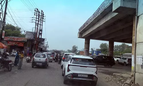 Kathua: सड़क पर गड्ढे और अधूरा काम, टोल वसूली के बाद यात्रियों की बढ़ी परेशानी Kathua: सड़क पर गड्ढे और अधूरा काम, टोल वसूली के बाद यात्रियों की बढ़ी परेशानी