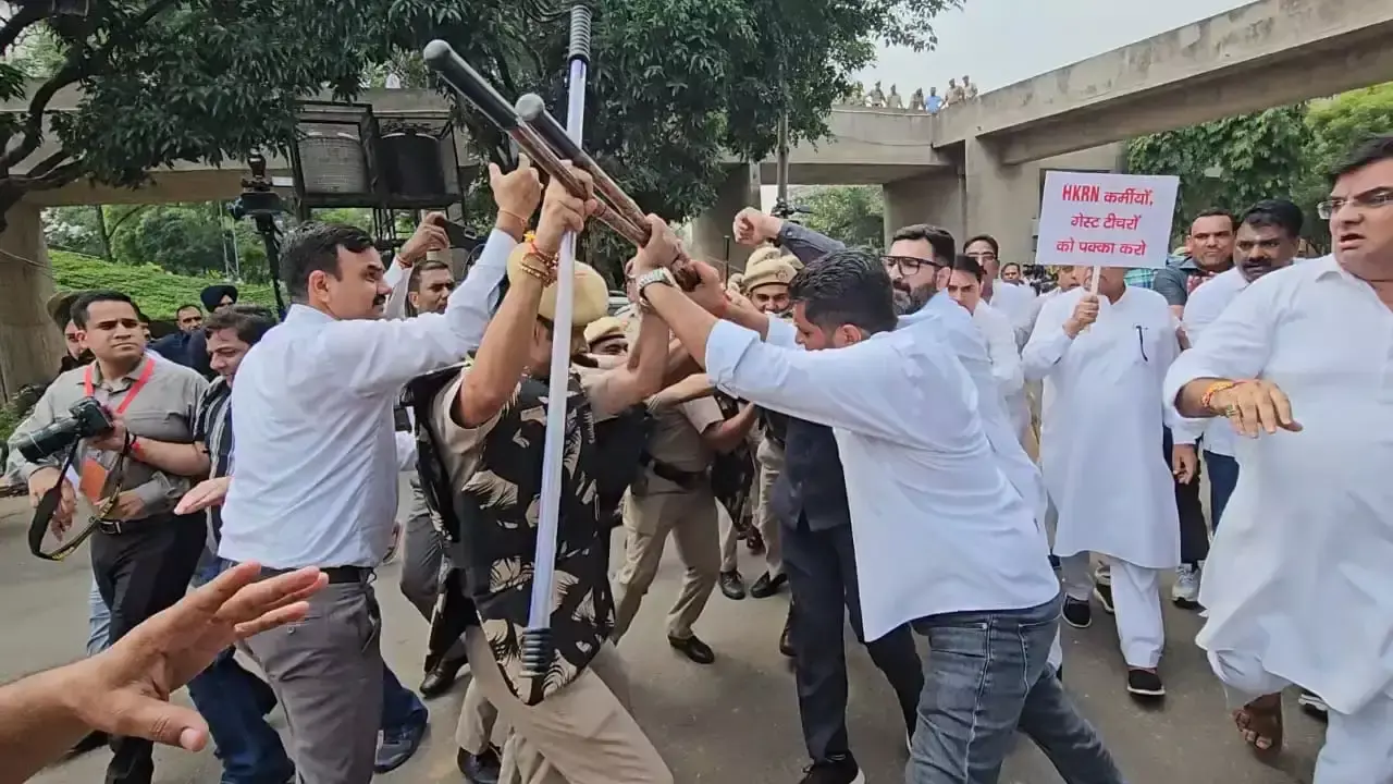 Chandigarh: कांग्रेस विधायकों ने फिर किया पैदल मार्च, कर्मचारियों के मुद्दों पर सरकार को घेरा Chandigarh: कांग्रेस विधायकों ने फिर किया पैदल मार्च, कर्मचारियों के मुद्दों पर सरकार को घेरा