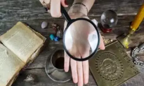 हस्तरेखा शास्त्र में छिपे हैं धन के संकेत क्या आपके हाथ में है भाग्य रेखा हस्तरेखा शास्त्र में छिपे हैं धन के संकेत क्या आपके हाथ में है भाग्य रेखा