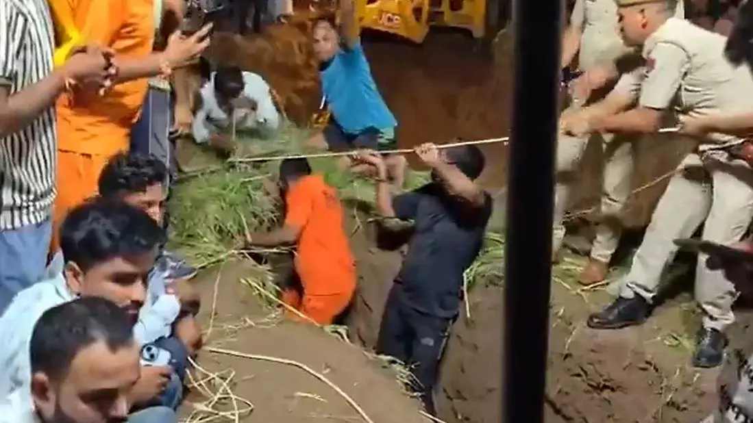 400 फीट गहरे बोरवेल से मासूम का सफल रेस्क्यू, बचाई गई जान 400 फीट गहरे बोरवेल से मासूम का सफल रेस्क्यू, बचाई गई जान