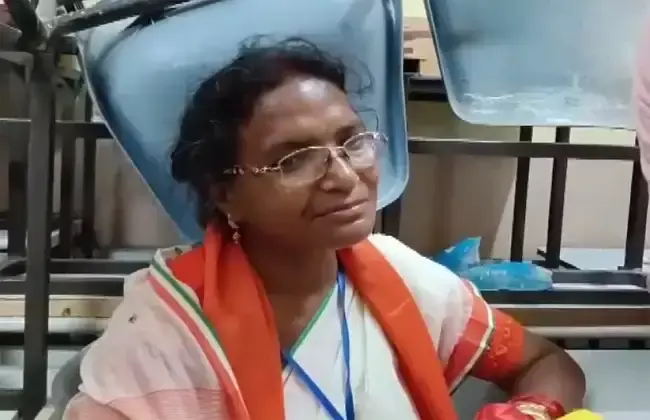 Hooghly: विधायक के नाम पर वसूली की कोशिश, रत्ना देवनाथ ने लोगों से सतर्क रहने को कहा Hooghly: विधायक के नाम पर वसूली की कोशिश, रत्ना देवनाथ ने लोगों से सतर्क रहने को कहा