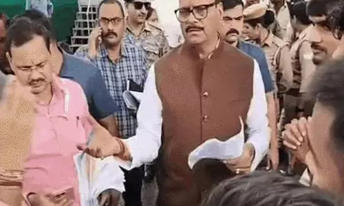 नौकरी का इंतजार कर रहे युवाओं से मिले डिप्टी CM पाठक भर्ती पर लिया एक्शन नौकरी का इंतजार कर रहे युवाओं से मिले डिप्टी CM पाठक भर्ती पर लिया एक्शन