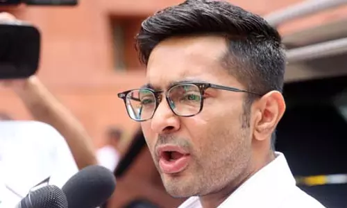 कोलकाता: अवैध होर्डिंग मामले में पूछताछ के लिए थाने पहुंचे अभिषेक बनर्जी, समर्थकों ने लगाए नारे