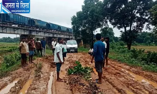 कीचड़ में फंसी एंबुलेंस ग्रामीणों ने उठाया शव कीचड़ में फंसी एंबुलेंस ग्रामीणों ने उठाया शव