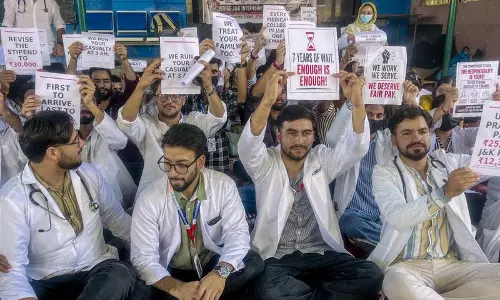J&K में MBBS-BDS इंटर्न्स की हड़ताल: स्टाइपेंड बढ़ोतरी को लेकर काम बंद J&K में MBBS-BDS इंटर्न्स की हड़ताल: स्टाइपेंड बढ़ोतरी को लेकर काम बंद
