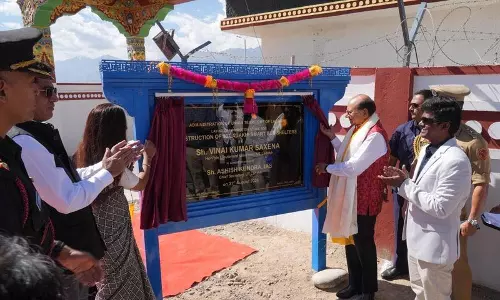 एलजी वी.के. सक्सेना का लद्दाख दौरा: लेह-कारगिल में स्मार्ट बस शेल्टर की रखी नींव एलजी वी.के. सक्सेना का लद्दाख दौरा: लेह-कारगिल में स्मार्ट बस शेल्टर की रखी नींव