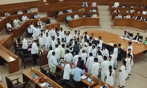 त्रिपुरा असेंबली में पूर्व DGP के सुसाइड नोट पर बवाल, कांग्रेस MLA सस्पेंड त्रिपुरा असेंबली में पूर्व DGP के सुसाइड नोट पर बवाल, कांग्रेस MLA सस्पेंड