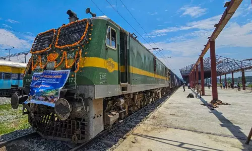 Kashmir: फल उत्पादकों से रेलवे माल ढुलाई सेवा का उपयोग करने की अपील