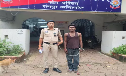 रायपुर में चाकू लहराकर लोगों को डराने वाला युवक गिरफ्तार रायपुर में चाकू लहराकर लोगों को डराने वाला युवक गिरफ्तार