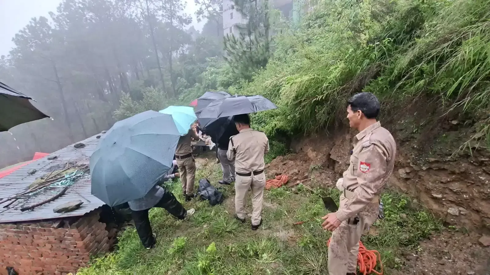Almora: धार के तूनी गांव में मलबे से हादसा, दो मजदूरों के दबने की खबर