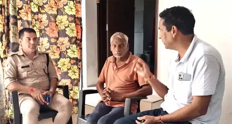 Haridwar: बुजुर्गों की सुरक्षा का सहारा बनी पुलिस, दरवाजे पर पहुंचते ही छलक पड़ी आंखें