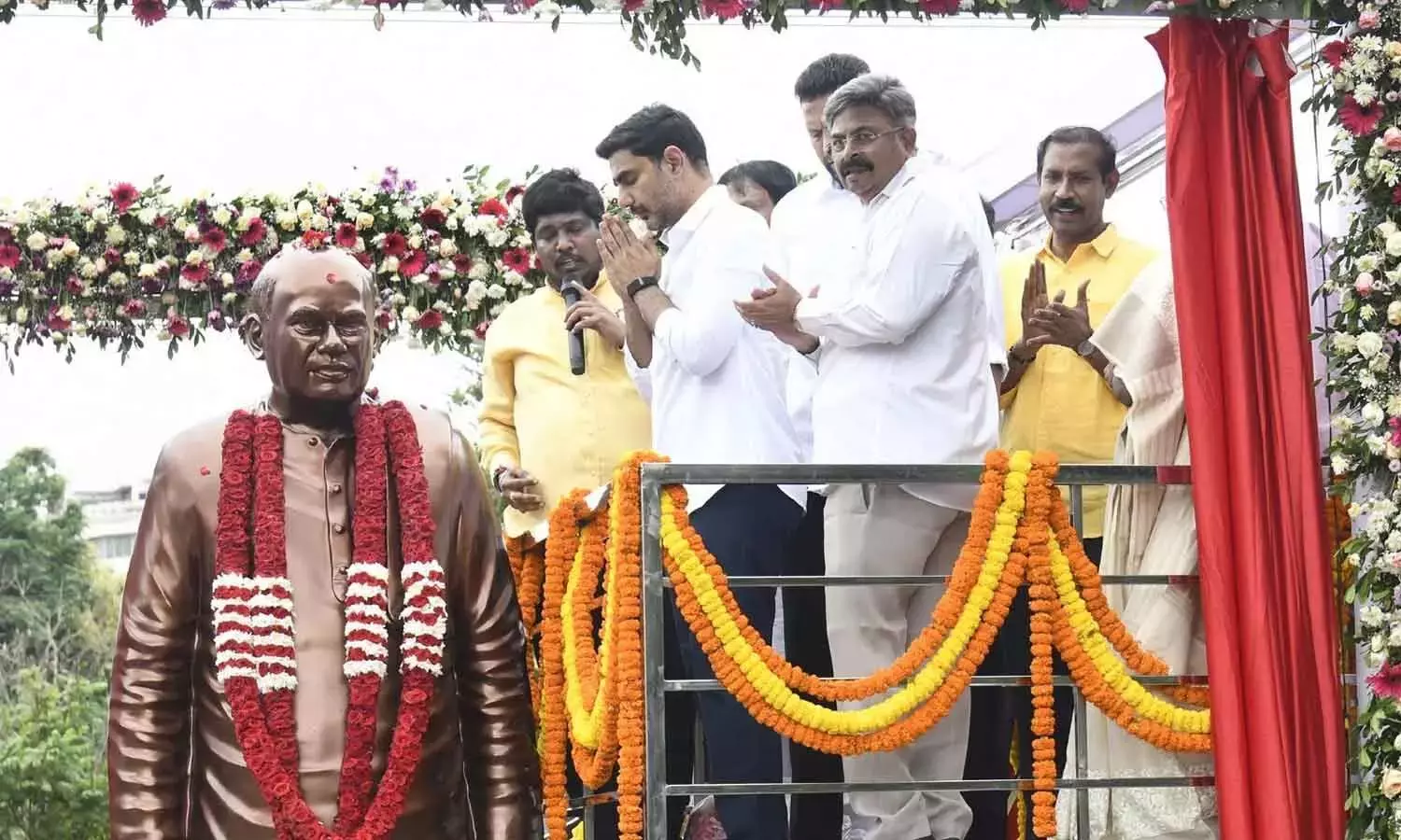 Andhra: लोकेश ने रोसैया की प्रतिमा का अनावरण किया, अनुभवी नेता को राजनेता बताया Andhra: लोकेश ने रोसैया की प्रतिमा का अनावरण किया, अनुभवी नेता को राजनेता बताया