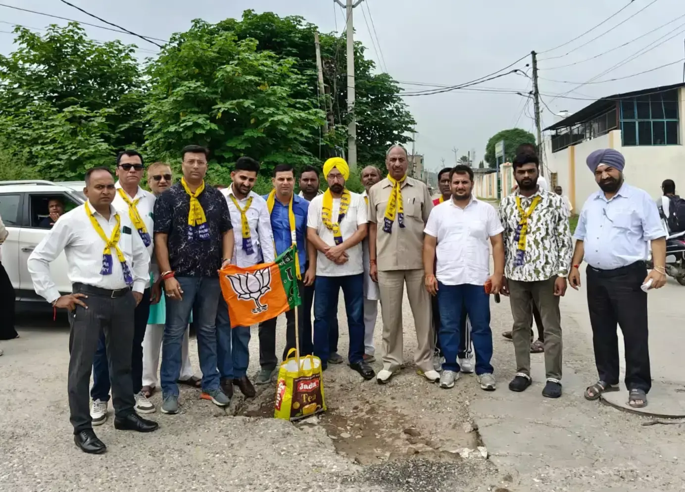 Yamunanagar: बदहाल सड़कों पर AAP का हल्लाबोल, गड्ढों और जलभराव के खिलाफ प्रदर्शन