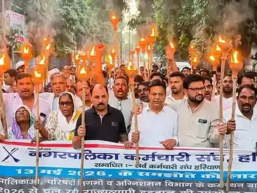 Faridabad: सफाई कर्मचारियों ने निकाला मशाल जुलूस, सरकार के खिलाफ जताया रोष