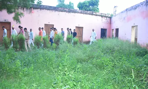 गेट पर ताला लगा था दीवार कूदे मंत्री अंदर मिली बड़ी लापरवाही गेट पर ताला लगा था दीवार कूदे मंत्री अंदर मिली बड़ी लापरवाही