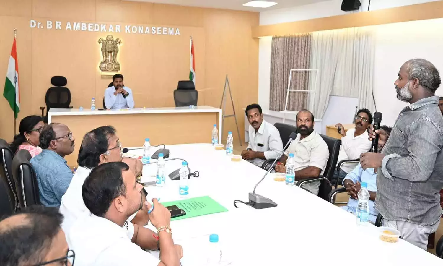 Andhra: मछुआरों ने समुद्र में अपनी मुश्किलों की कहानी सुनाई Andhra: मछुआरों ने समुद्र में अपनी मुश्किलों की कहानी सुनाई