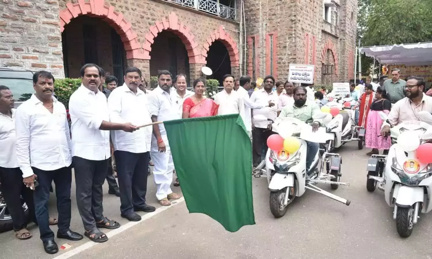 Andhra: दिव्यांग 51 लोगों को सशक्त बनाने के लिए मुफ़्त तिपहिया वाहन Andhra: दिव्यांग 51 लोगों को सशक्त बनाने के लिए मुफ़्त तिपहिया वाहन