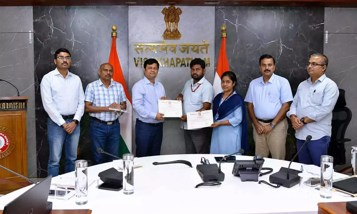 DRM ने रेलवे कर्मचारियों को सतर्क रहने के लिए सुरक्षा पुरस्कार प्रदान किए DRM ने रेलवे कर्मचारियों को सतर्क रहने के लिए सुरक्षा पुरस्कार प्रदान किए