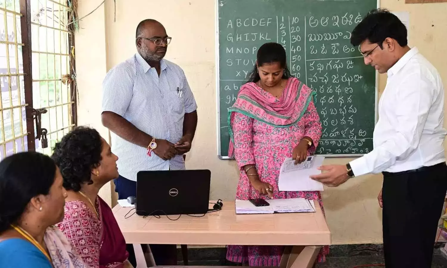 Andhra: तिरुपति जिले में ASD लिस्ट में शामिल 2.88 लाख वोटर्स के नाम हटाए जाएंगे Andhra: तिरुपति जिले में ASD लिस्ट में शामिल 2.88 लाख वोटर्स के नाम हटाए जाएंगे