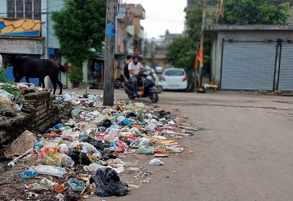 Kathua: स्थायी नौकरी की मांग को लेकर सफाई कर्मचारियों का संघर्ष, कठुआ में बढ़ा कचरा Kathua: स्थायी नौकरी की मांग को लेकर सफाई कर्मचारियों का संघर्ष, कठुआ में बढ़ा कचरा