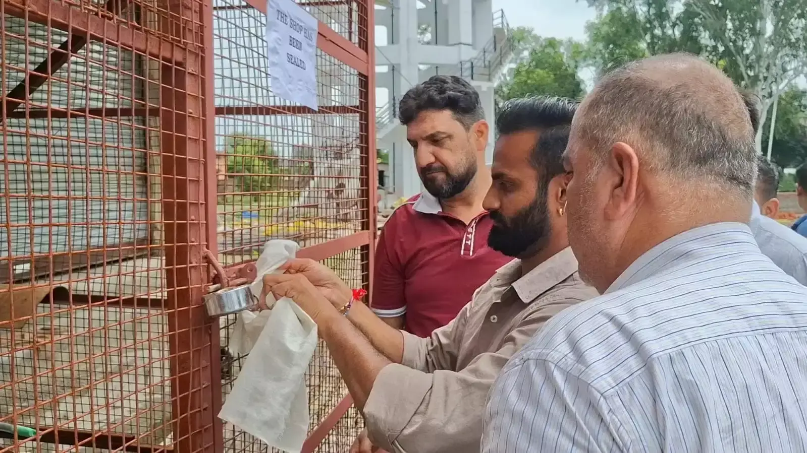 Kathua: किराया नहीं चुकाने पर नगर परिषद का शिकंजा, पुरानी सब्जी मंडी की दो दुकानें सील