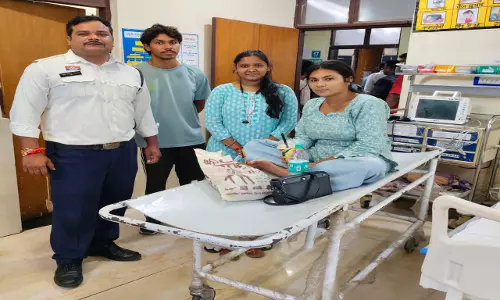 लोधीपारा चौक पर अचानक बेहोश होकर गिरी युवती, यातायात पुलिस ने ऐसे बचाई जान