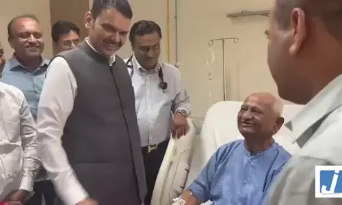 देवेंद्र फडणवीस ने अस्पताल पहुंचकर अन्ना हजारे का जाना हालचाल