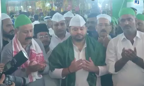 उर्स में चादरपोशी करने पहुंचे तेजस्वी यादव बोले यही है देश की खूबसूरती उर्स में चादरपोशी करने पहुंचे तेजस्वी यादव बोले यही है देश की खूबसूरती