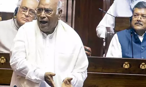 वोट चोरी के आरोप पर खड़गे का BJP पर बड़ा हमला वोट चोरी के आरोप पर खड़गे का BJP पर बड़ा हमला