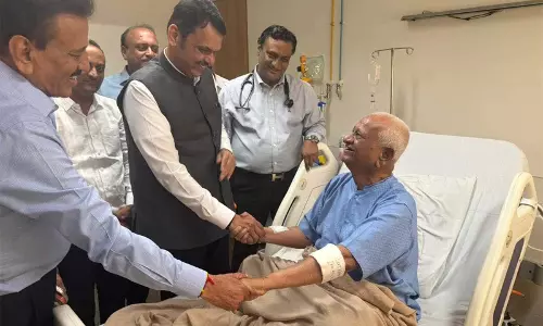 CM फडणवीस ने अस्पताल पहुंचकर अन्ना हजारे का जाना हाल