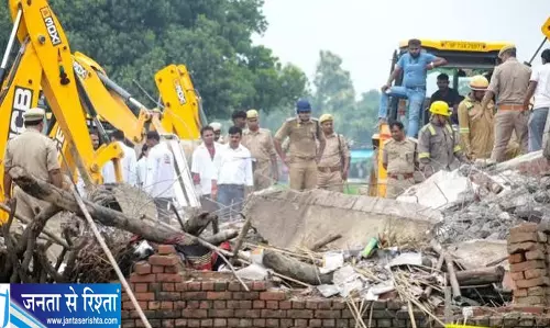 कौशांबी धमाके के बाद प्रशासन सख्त दुकानों के बाद घर भी ध्वस्त कौशांबी धमाके के बाद प्रशासन सख्त दुकानों के बाद घर भी ध्वस्त